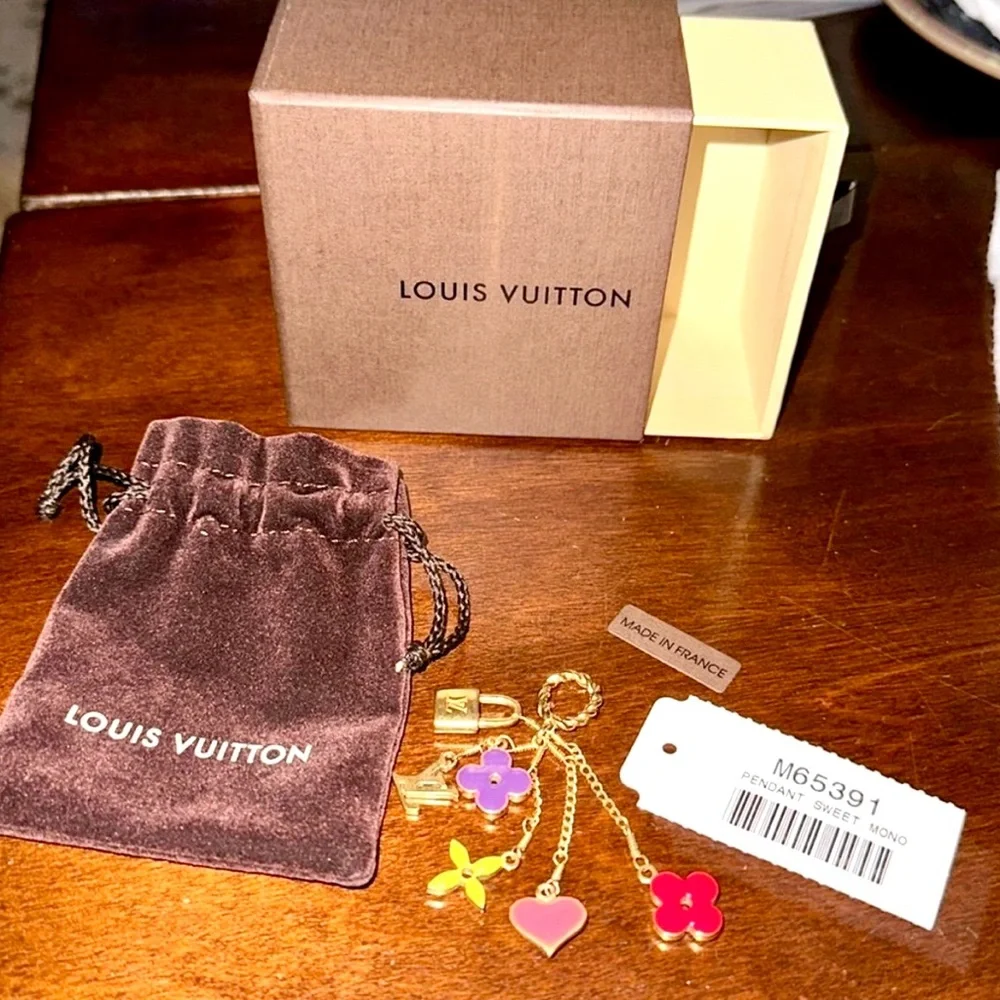 Louis Vuitton M65391
Pandantif Sweet Monogram bag charm
Like new condition - Picture 1 of 5